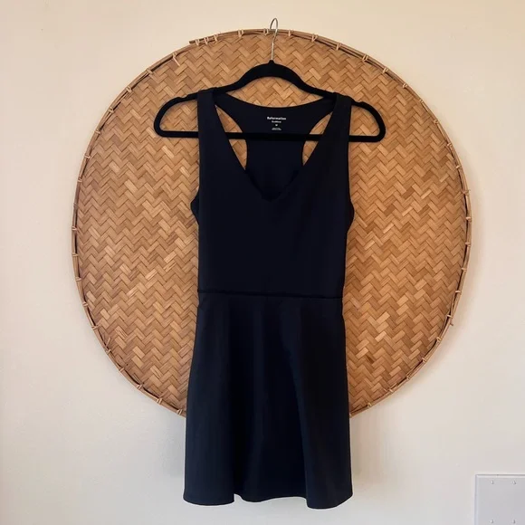 REFORMATION ECOMOVE BELLA ACTIVE BLACK TENNIS-CORE DRESS/SKORT‎ V-NECK EUC